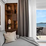 Luxury Aquarius - Beachside With Hot Tub Apartment