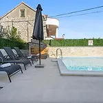 Apartment Luxury Aquarius - Beachside With Hot Tub *