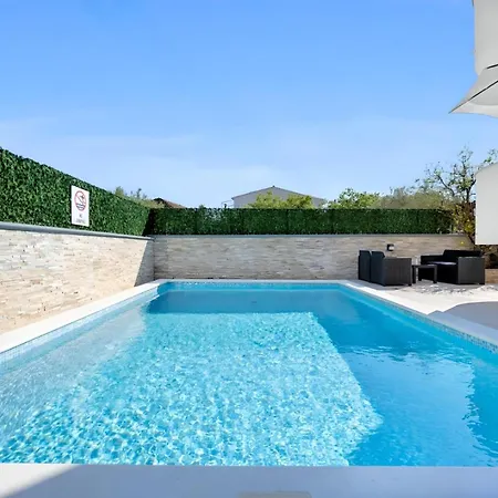 Luxury Aquarius - Beachside With Hot Tub