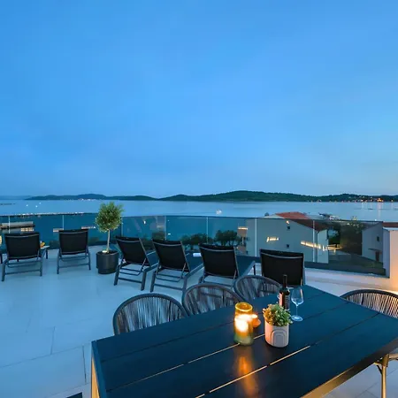 Luxury Aquarius - Beachside With Hot Tub *