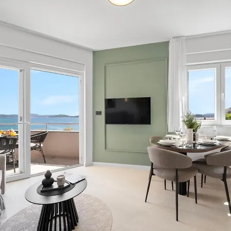 Luxury Aquarius - Beachside With Hot Tub Apartamento Vodice