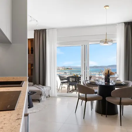 Luxury Aquarius - Beachside With Hot Tub Lägenhet Vodice