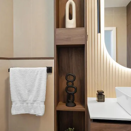 Luxury Aquarius - Beachside With Hot Tub Vodice