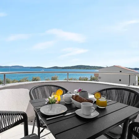 Luxury Aquarius - Beachside With Hot Tub Apartamento Vodice