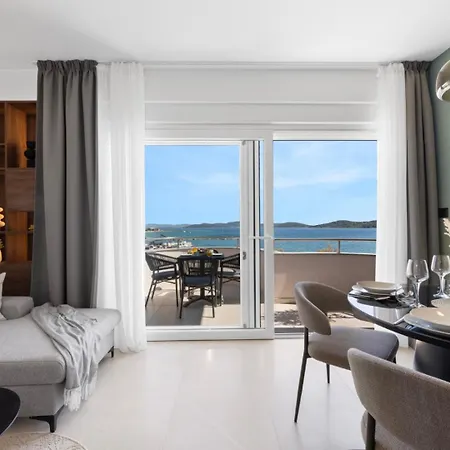 Luxury Aquarius - Beachside With Hot Tub *