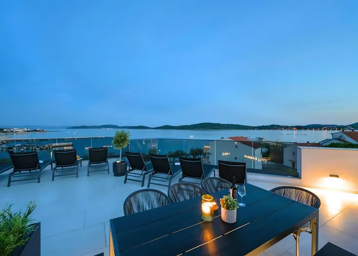 Luxury Aquarius - Beachside With Hot Tub *