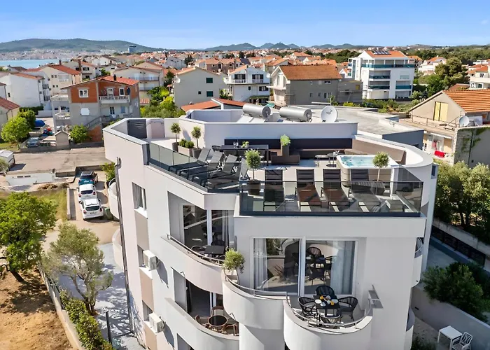 Luxury Aquarius - Beachside With Hot Tub Vodice