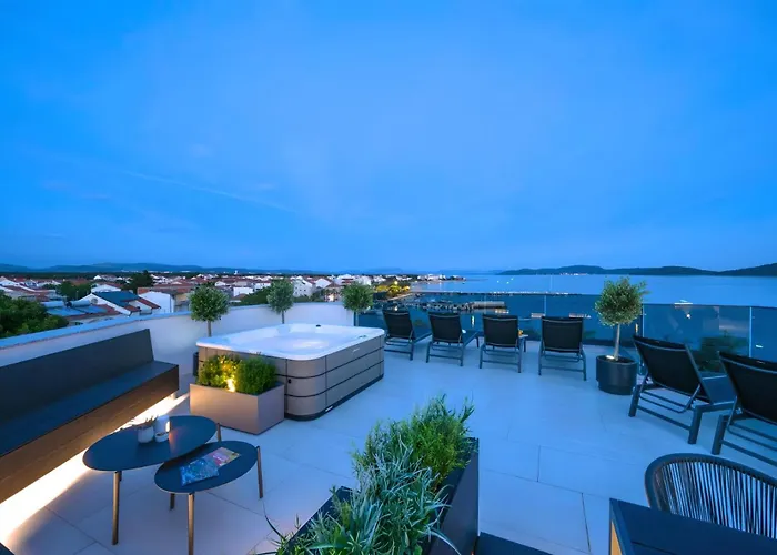 Luxury Aquarius - Beachside With Hot Tub