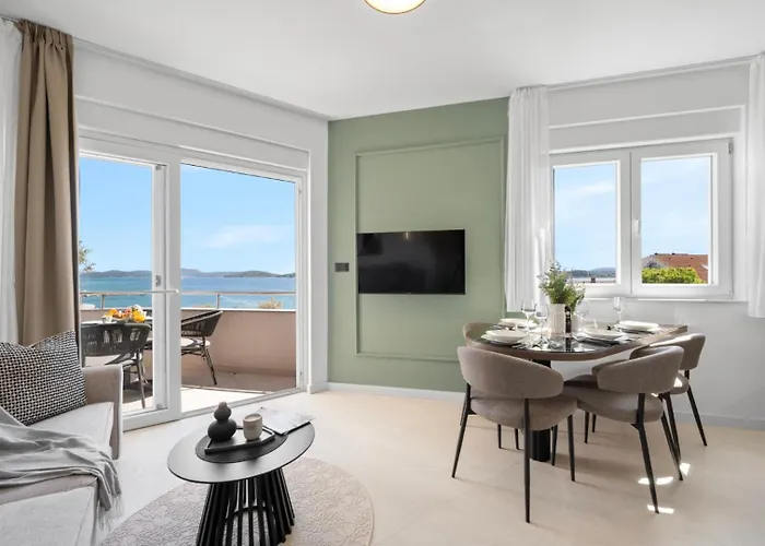 Luxury Aquarius - Beachside With Hot Tub Appartement Vodice